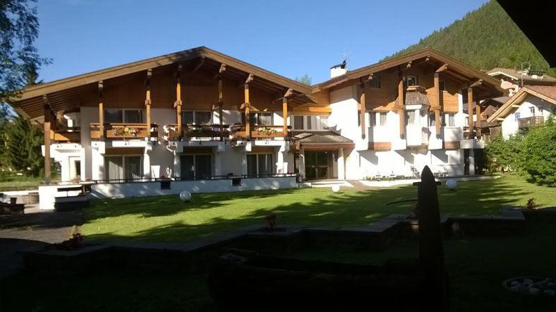 Residenza E Appartamenti Le Colonnine Pozza di Fassa Exterior foto